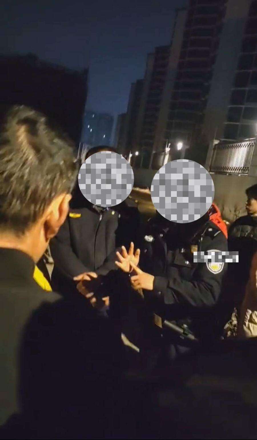 四川乐山有城管凌晨撬门运走搅拌机？城管回应：依规执法，工地违规搅拌砂浆