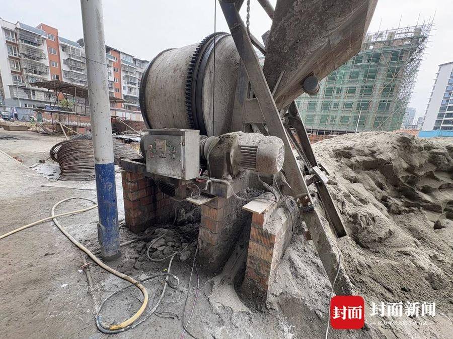 四川乐山有城管凌晨撬门运走搅拌机？城管回应：依规执法，工地违规搅拌砂浆