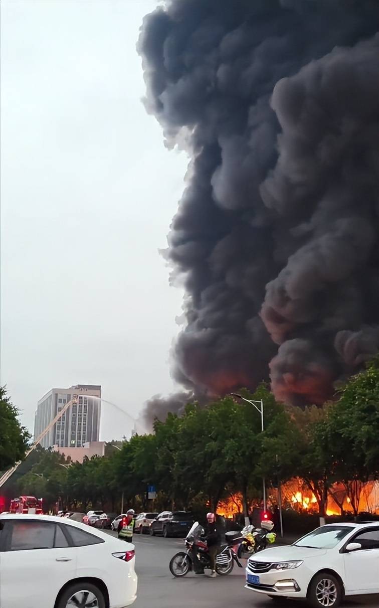 黑烟蹿起几十米高！重庆一楼宇突发大火，当地：伤亡情况还在调查中