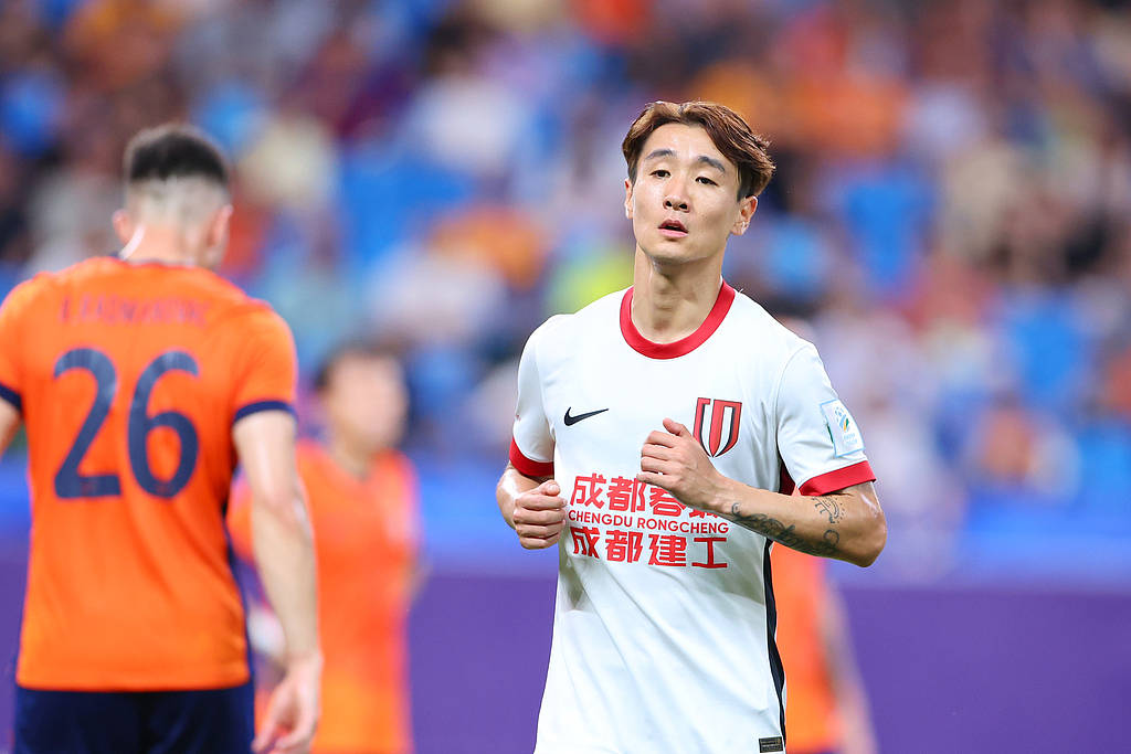 足协杯-韦世豪双响上半时两张直红 蓉城2-1海牛进四强