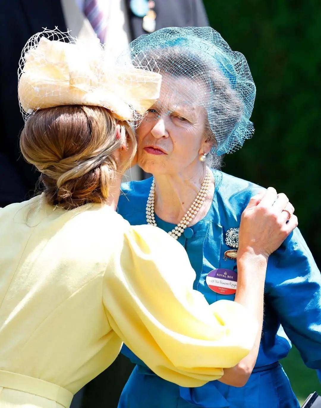 45岁离异带娃女护士嫁英国王室,比短剧更精彩!