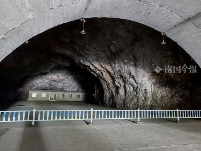 神操作！用天然溶洞停放40架飞机，这种“绝招”可能只有柳州人干得出来！
