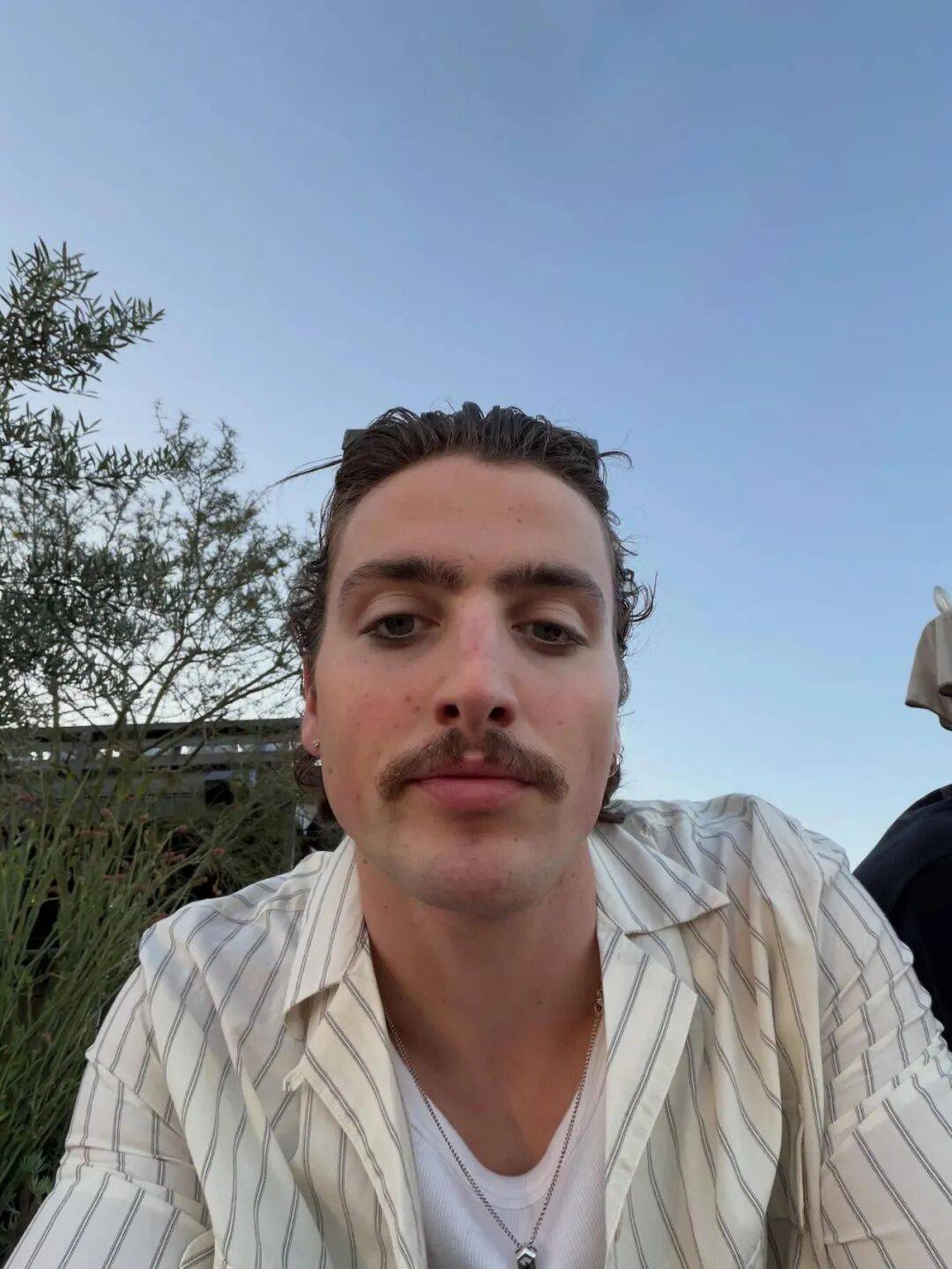 Benson Boone 纹了半永久眼线吗?