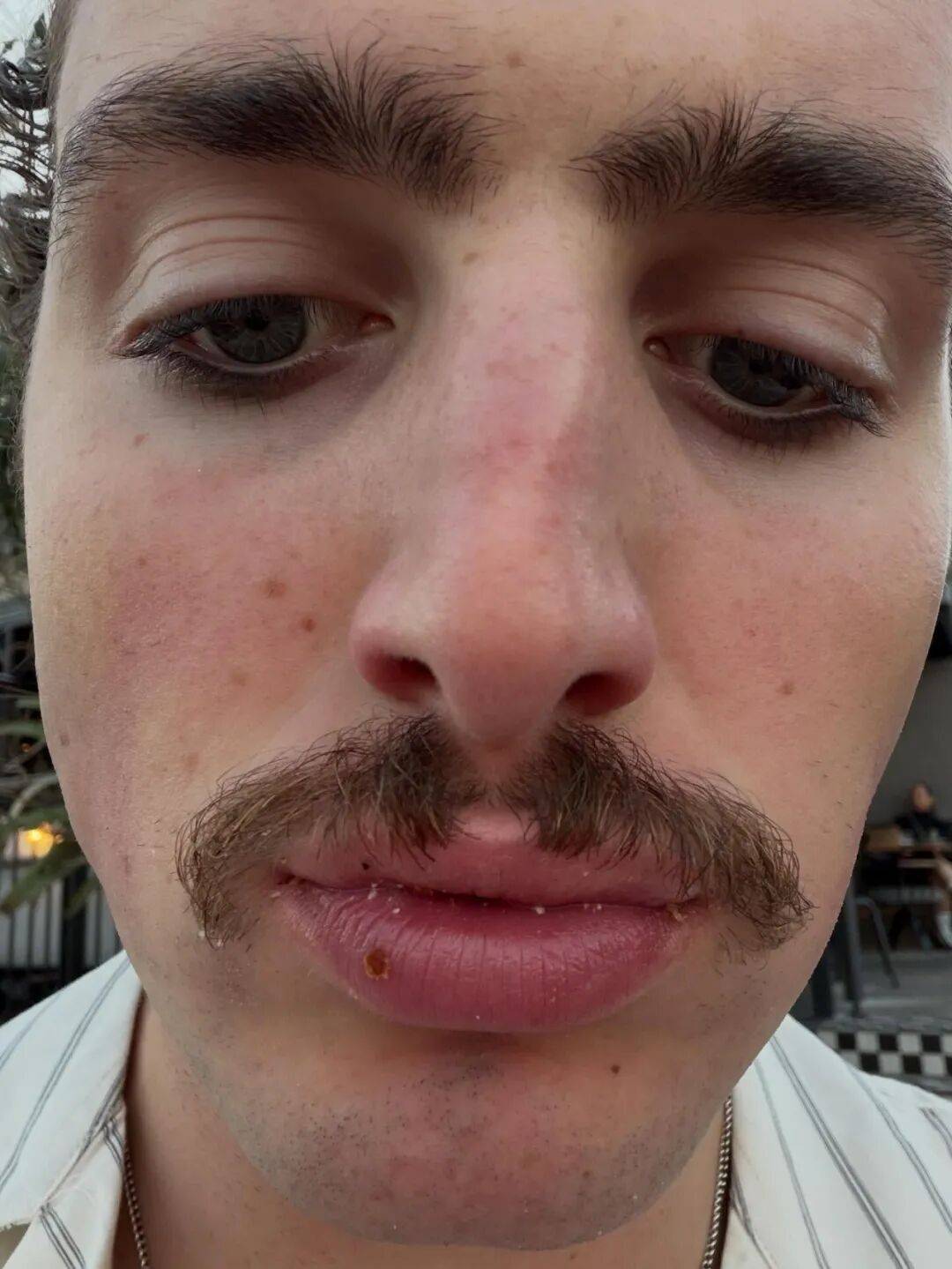 Benson Boone 纹了半永久眼线吗?