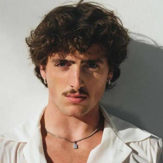 Benson Boone 纹了半永久眼线吗?