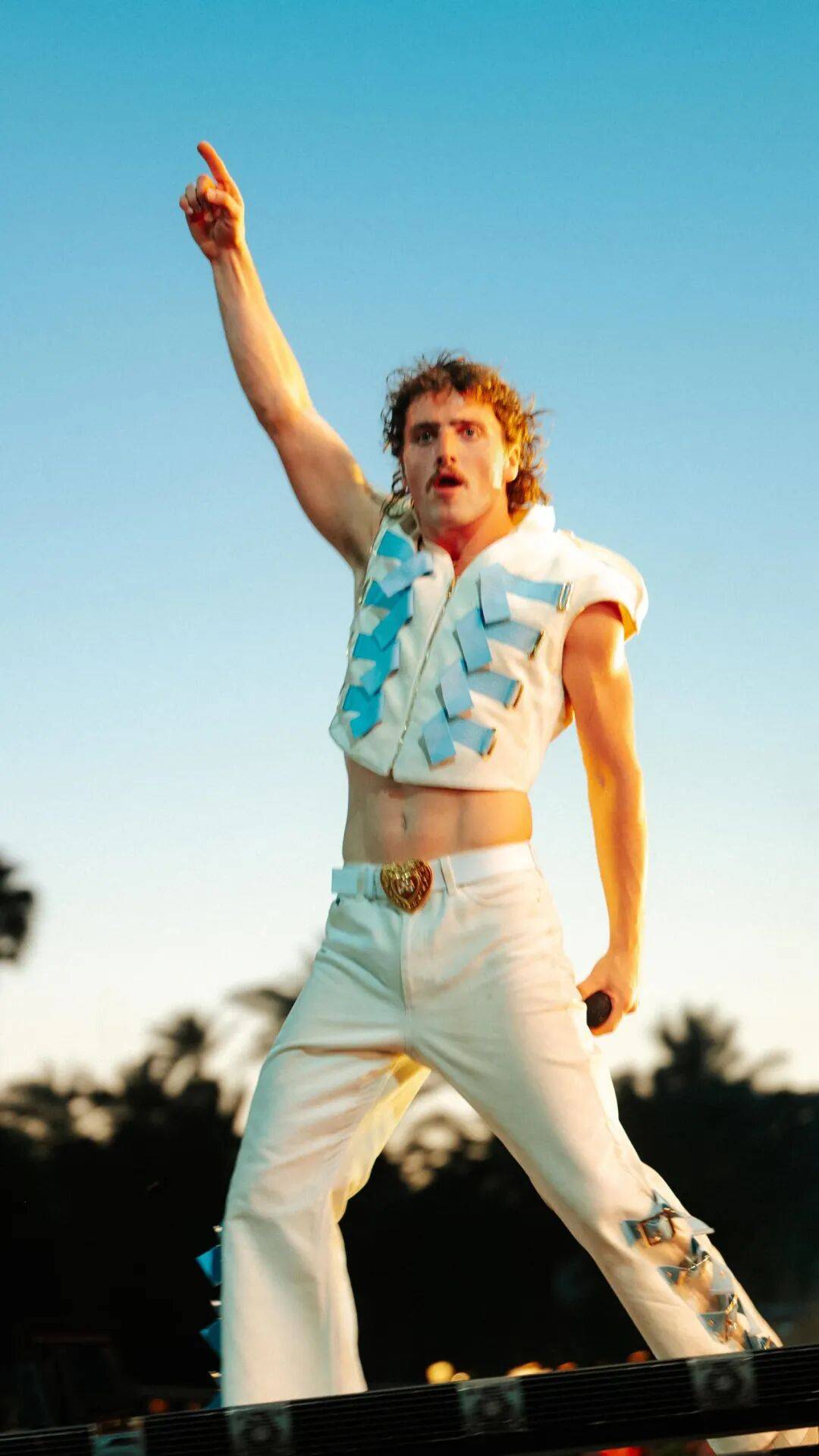 Benson Boone 纹了半永久眼线吗?