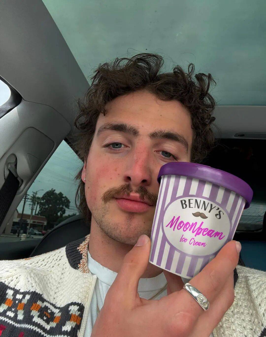 Benson Boone 纹了半永久眼线吗?