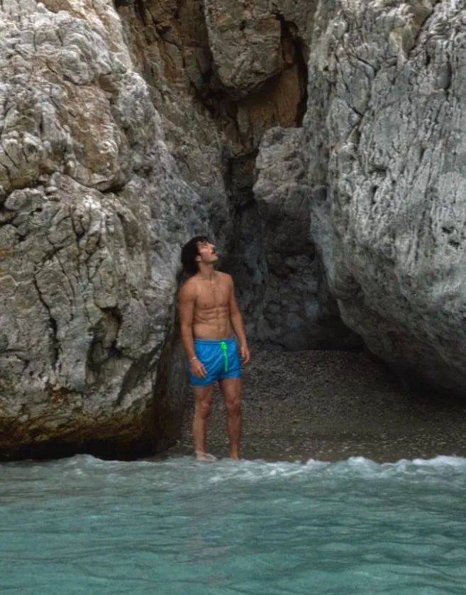 Benson Boone 在海滩的照片,身材又变好了!