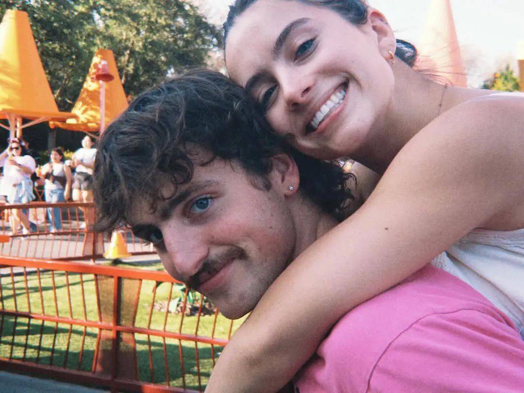 Benson Boone 居然有女朋友了，我好想哭！