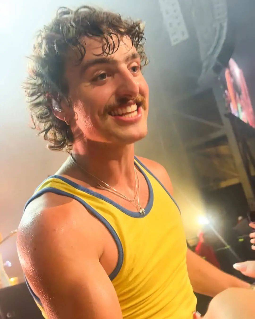 Benson Boone 居然有女朋友了,我好想哭!