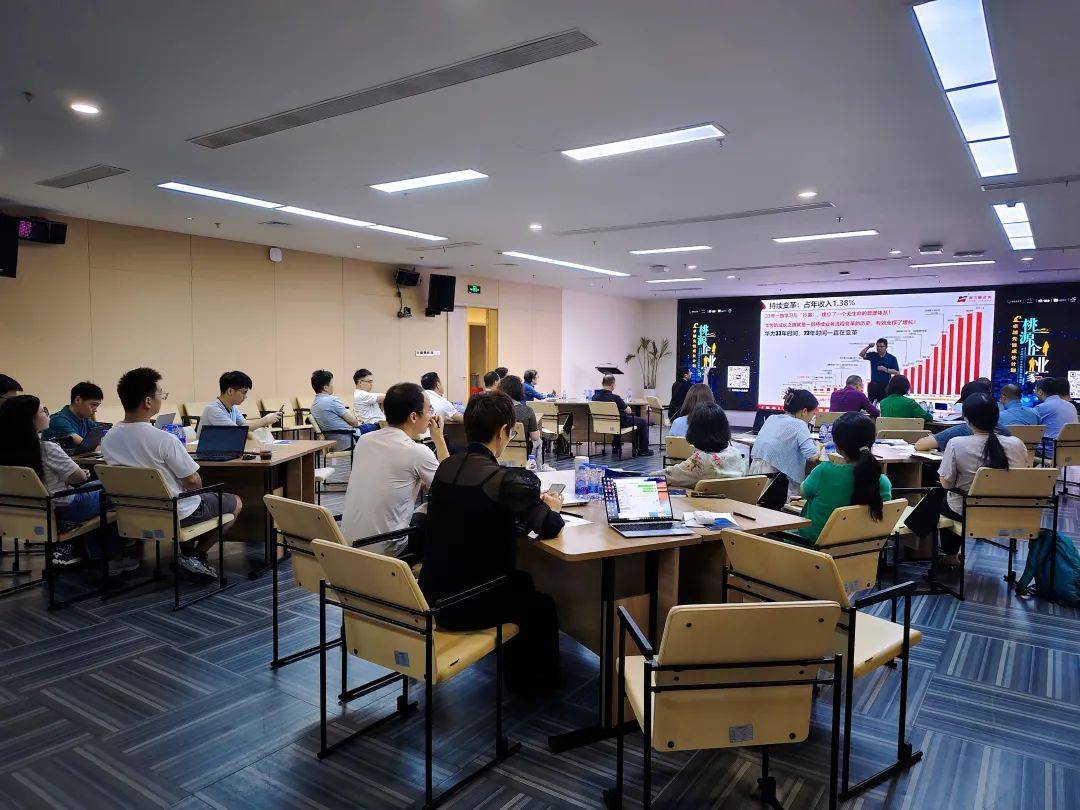 南方略咨询董事长刘祖轲受邀在湾区宜昌智库大讲堂带来《LTC数字化营销与爆品打造》主题分享