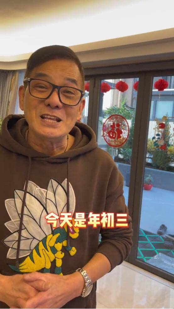 TVB金牌绿叶内地买600平别墅，曾欠债百万，直播吃“牛屎”火锅