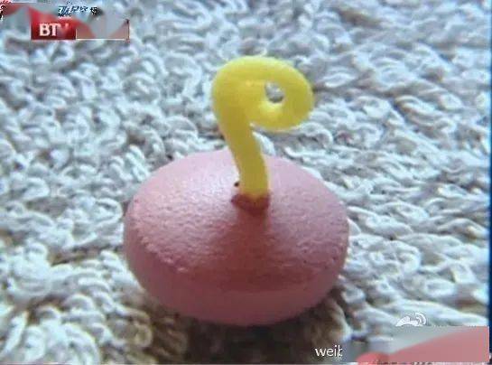 从屎里扒拉出完整药片,他决定洗洗再吃下去,就此再也不用买药了!