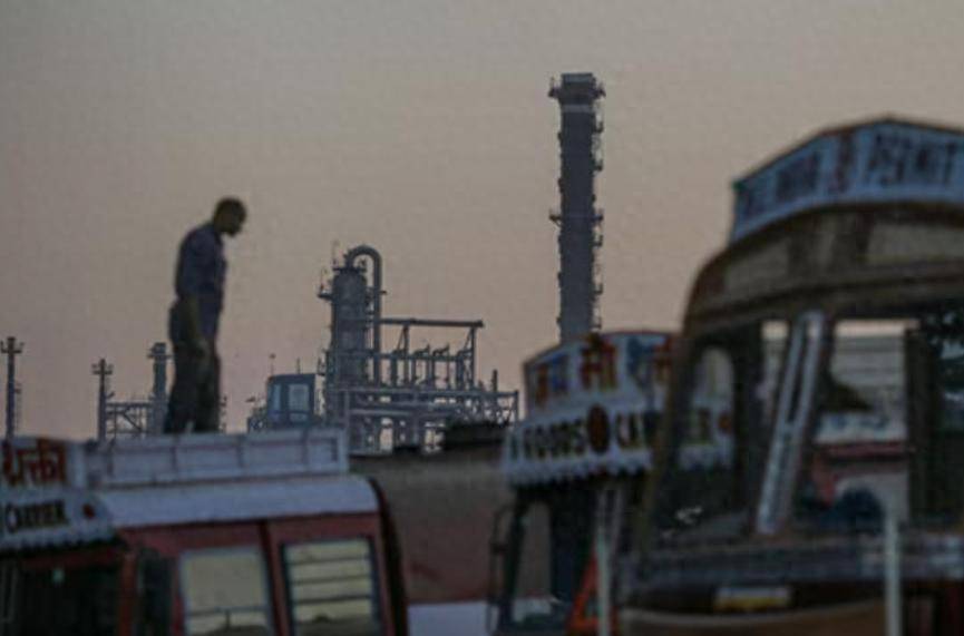 人民币成“硬通货”?美元迪拉姆通通不好使,俄罗斯告诉印度,买俄油用人民币结算