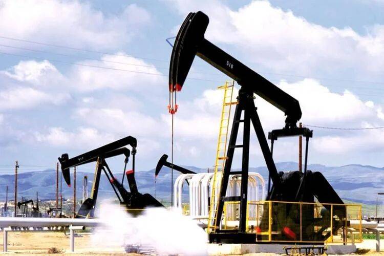 莫迪这下尴尬了！美国刚给了印度一巴掌，俄罗斯紧随其后，俄石油贸易商提出要求，买石油得用人民币